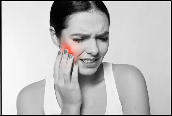 A girl having pain in tooth